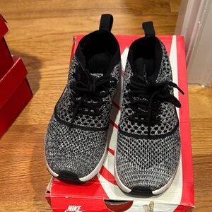 Nike flyknit Black and White Sneakers